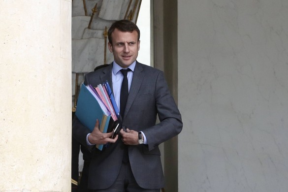 Emmanuel Macron va payer l’ISF : Twitter ironise sur le banquier et son costard