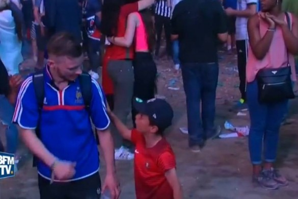 Euro 2016 : le Français consolé par un jeune supporter portugais invité au Portugal !