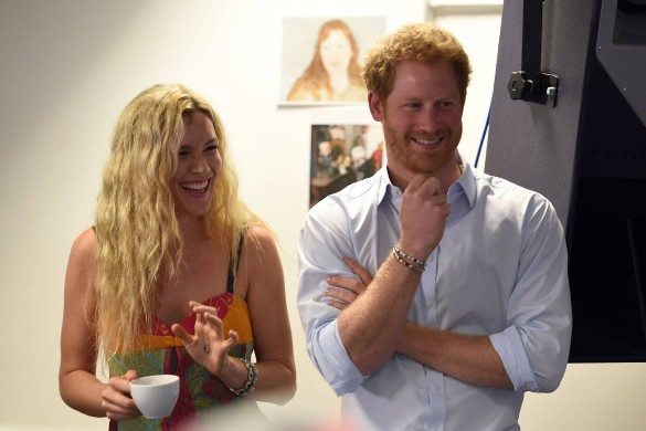 Sourires, regards… Le prince Harry très complice avec une célèbre chanteuse