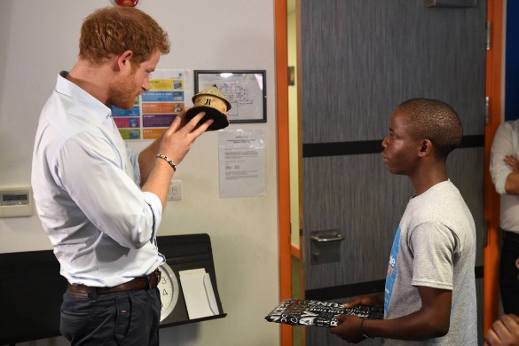 Sourires, regards… Le prince Harry très complice avec une célèbre chanteuse