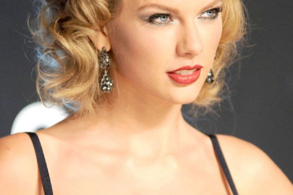 Taylor Swift s’est-elle fait grossir les seins ? Les photos qui sèment le doute !