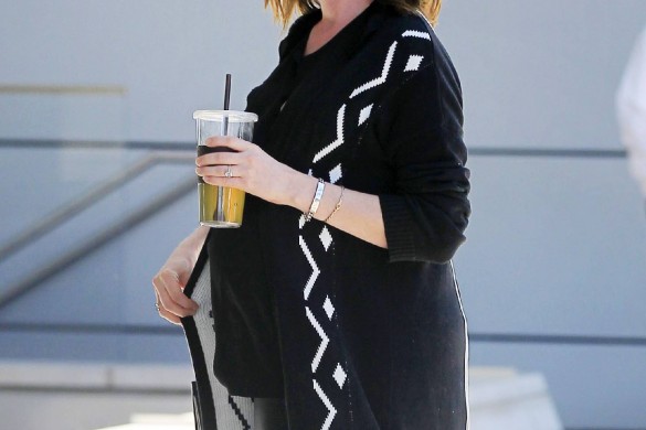 Anne Hathaway peut enfin rentrer dans ses jeans pré-grossesse : « Ca fait vraiment du bien au moral »