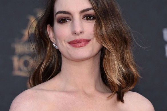 Anne Hathaway peut enfin rentrer dans ses jeans pré-grossesse : « Ca fait vraiment du bien au moral »