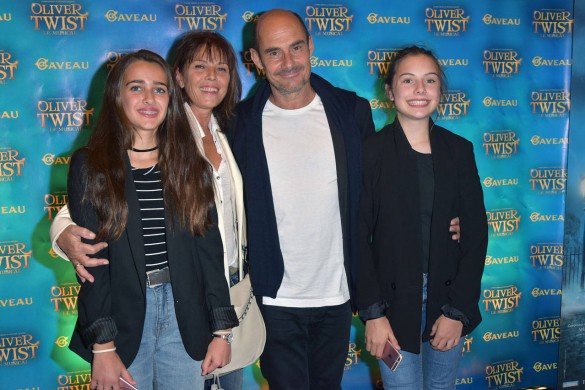 Bernard Campan fier de sa famille sur le tapis rouge d’Oliver Twist (photos)