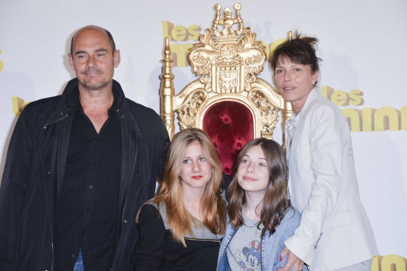 Bernard Campan fier de sa famille sur le tapis rouge d’Oliver Twist (photos)