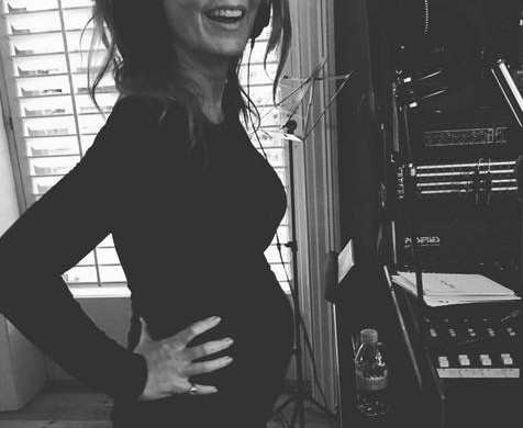 Geri Halliwell, enceinte, dévoile son baby-bump (Photo)