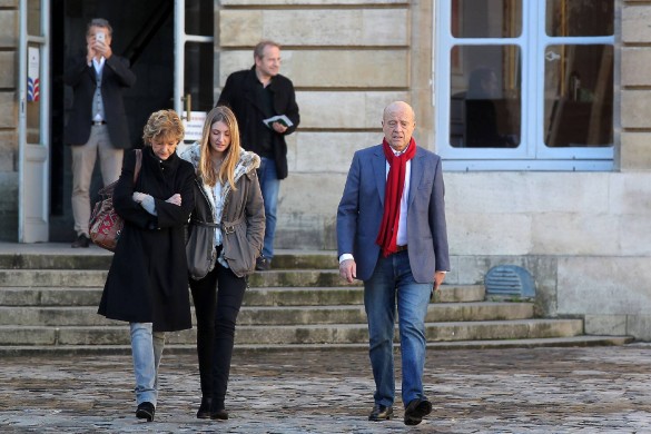 Battu, Alain Juppé entouré de sa femme Isabelle et de sa fille Clara (photos)