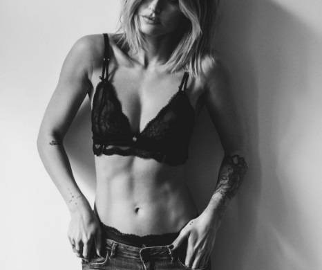 Topless, Caroline Receveur fait encore grimper la température sur Instagram (Photo)