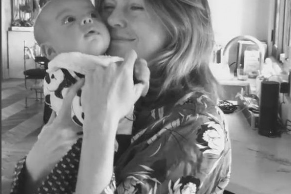 Ellen Pompeo, complètement gaga, publie une vidéo adorable de son troisième enfant (vidéo)