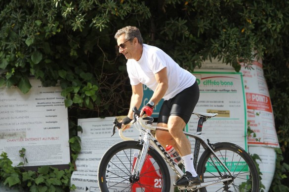 Nicolas Sarkozy verbalisé en sens interdit par un policier (photo)
