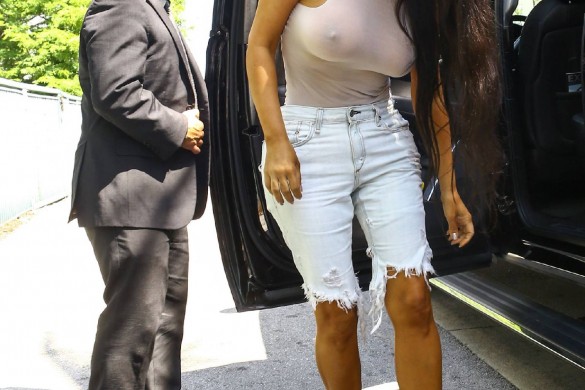 Kim Kardashian triche : ses abdos béton sont faux 