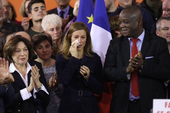 Les larmes d’Anne Gravoin pendant le discours de Manuel Valls (Photos)
