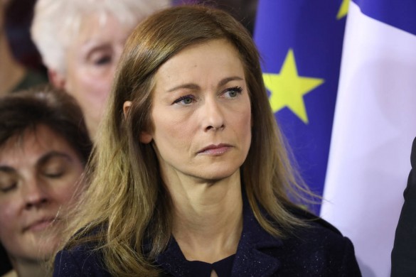 Les larmes d’Anne Gravoin pendant le discours de Manuel Valls (Photos)