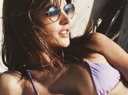 Alessandra Ambrosio, les clichés sexys de ses vacances entre filles ! (Photos)