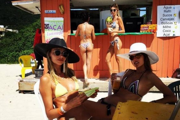 Alessandra Ambrosio, les clichés sexys de ses vacances entre filles ! (Photos)
