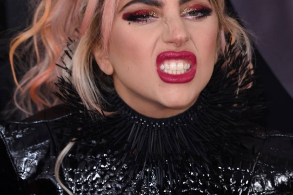 C’est quoi ce look ? Lady Gaga presque nue aux Grammy Awards ! (photos)