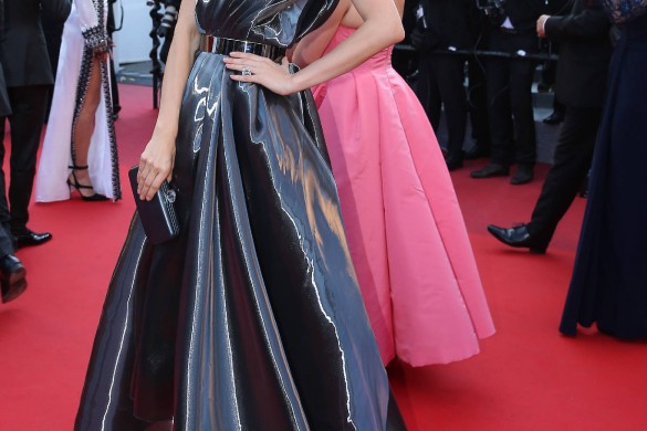 Festival de Cannes 2016 : Adriana Lima et Bella Hadid osent le méga décolleté, Kim Kardashian glitter
