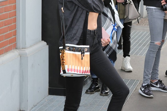 Stella Maxwell, l’ex de Miley Cyrus, pose lascive et seins nus