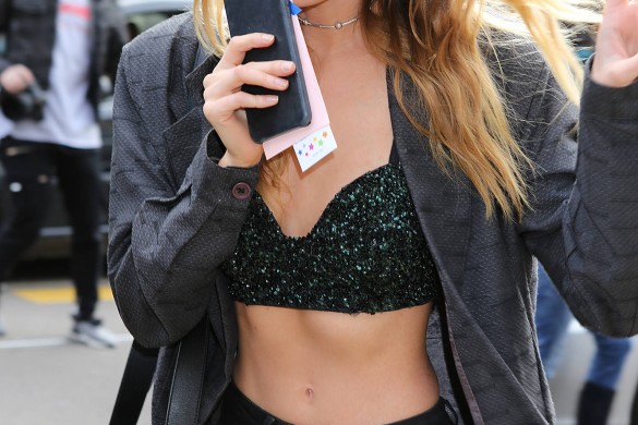 Stella Maxwell, l’ex de Miley Cyrus, pose lascive et seins nus