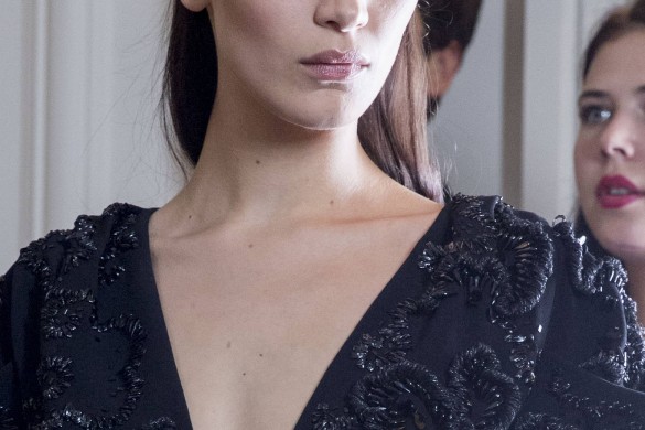 Bella Hadid élégante égérie Dior à la Fashion Week haute couture