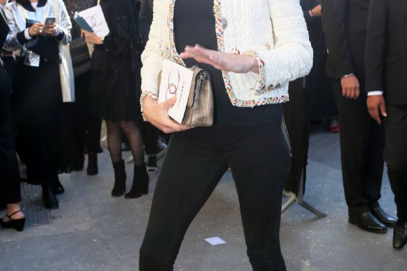 Carla Bruni, plus mince que jamais en marge d’un défilé de mode ! (Photos)