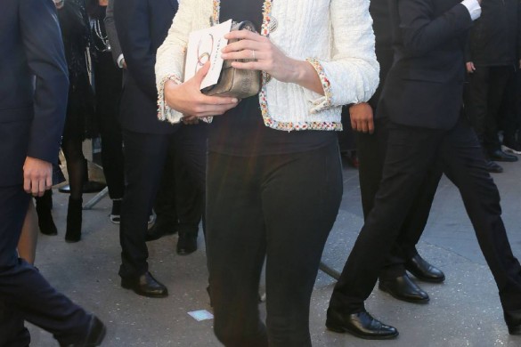 Carla Bruni, plus mince que jamais en marge d’un défilé de mode ! (Photos)