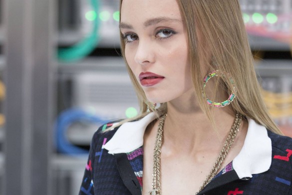 Lily-Rose Depp : short sexy pour un look tendance au défilé Chanel