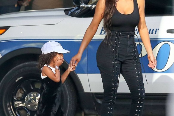 Traumatisée, Kim Kardashian se « force à ne pas pleurer devant sa fille North »
