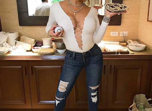 Mariah Carey cache ses seins avec deux gros ananas (photo WTF)