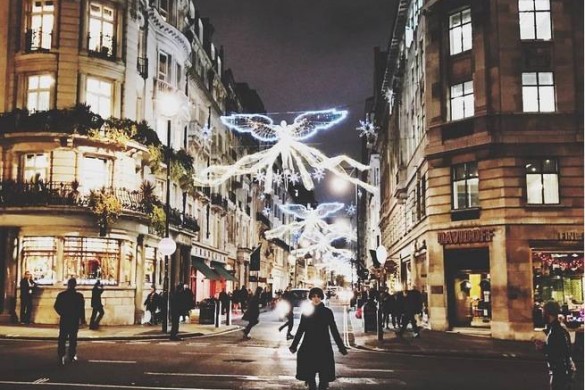 Bar Refaeli en pyjama, Emily Ratajkowski en mère Noël… Le best-of Instagram de la semaine (photos)