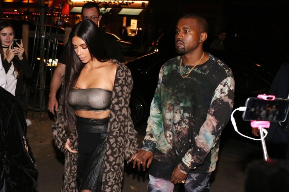 Kim Kardashian supplie Kanye West de l’accompagner pour son premier séjour à l’étranger depuis son braquage