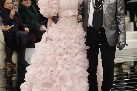 Lily-Rose Depp fait sensation en mariée toute en rose au défilé Chanel (photos)