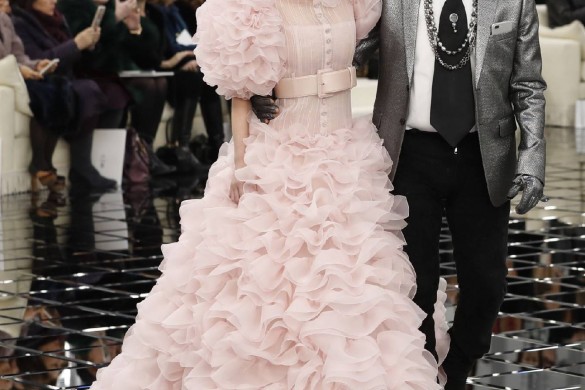 Lily-Rose Depp fait sensation en mariée toute en rose au défilé Chanel (photos)