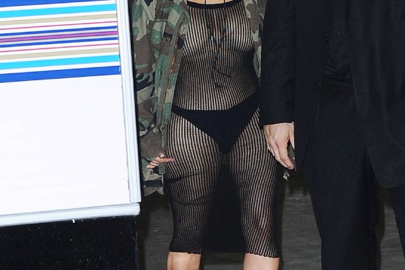 Kim Kardashian s’affiche avec une robe-filet (photos)