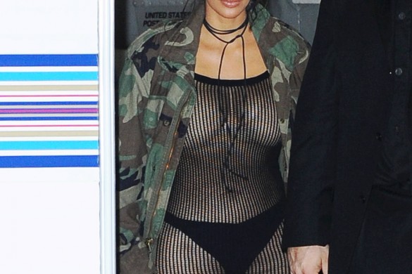 Kim Kardashian s’affiche avec une robe-filet (photos)