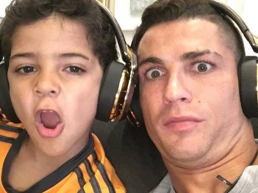 On adore les voir grandir… Le fils de Cristiano Ronaldo fait tout comme papa (photos)