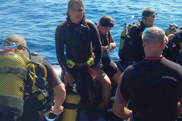 Incroyable : Une monitrice de plongée découvre une alliance… perdue en mer depuis 37 ans ! 
