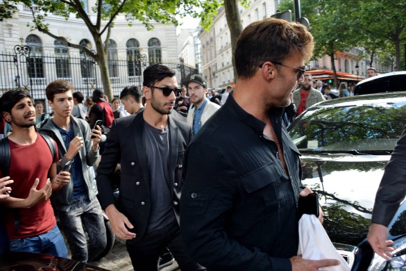 Ricky Martin roucoule avec son chéri dans les rues de Paris (photos)
