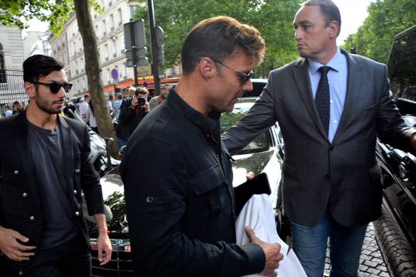 Ricky Martin roucoule avec son chéri dans les rues de Paris (photos)
