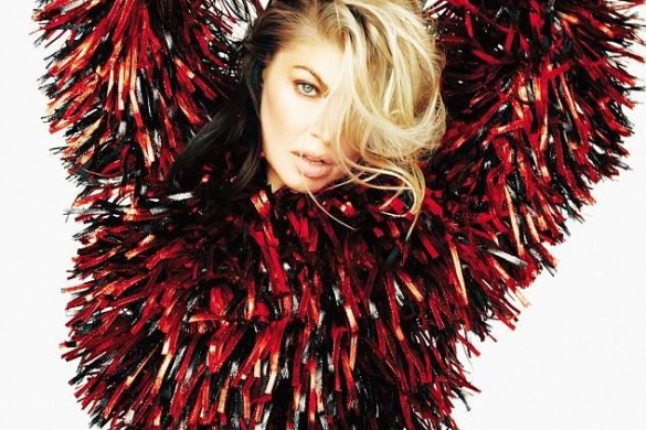 Fergie pose topless pour Paper Magazine