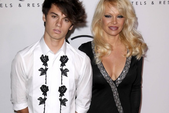 Le fils de Pamela Anderson, Dylan, a bien changé (Photos)