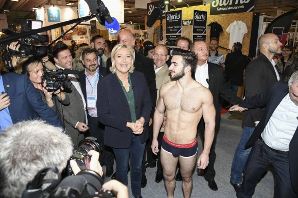 Marine Le Pen prend la pose avec un beau gosse en slip (photos)