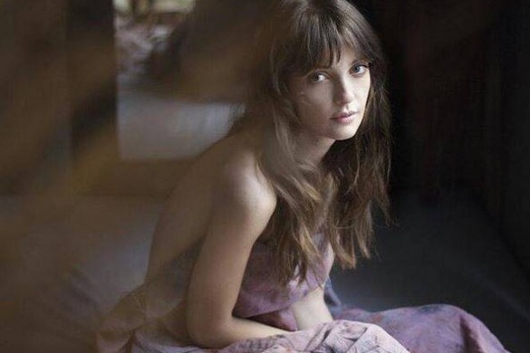La petite fille de Jean-Paul Belmondo, Annabelle, nue et sensuelle au réveil (photo)
