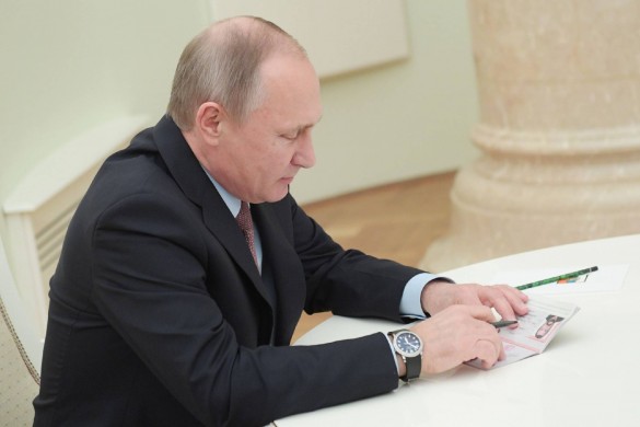 Steven Seagal reçoit son passeport russe de Vladimir Poutine en personne 