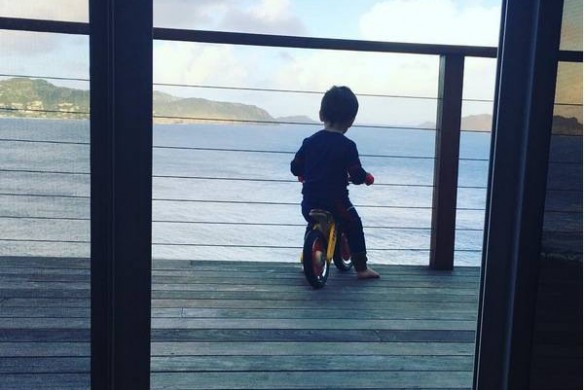 Trop chou ! En vacances à Saint Barth Alessandra Sublet partage une adorable photo de son fils