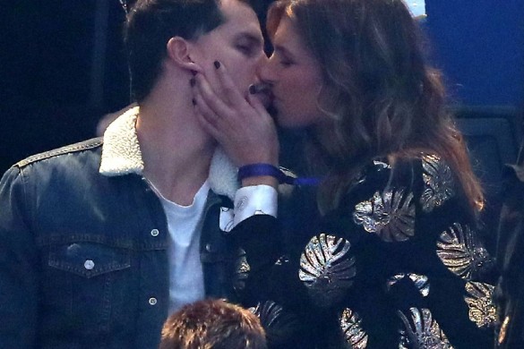 Laury Thilleman, folle amoureuse, échange de tendres baisers avec son petit ami (Photos)