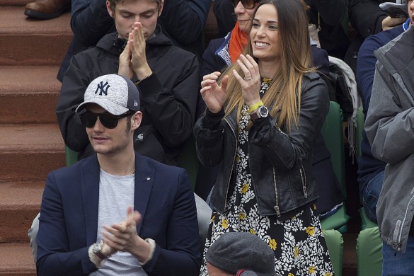 Bisous, câlins… Capucine Anav et Louis Sarkozy affichent leur amour à Roland-Garros (photos)
