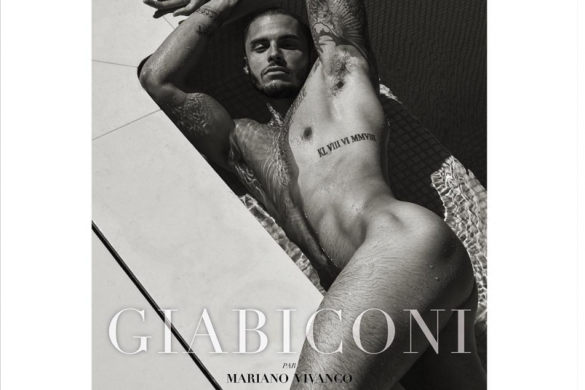 Baptiste Giabiconi entièrement nu dans son nouveau calendrier