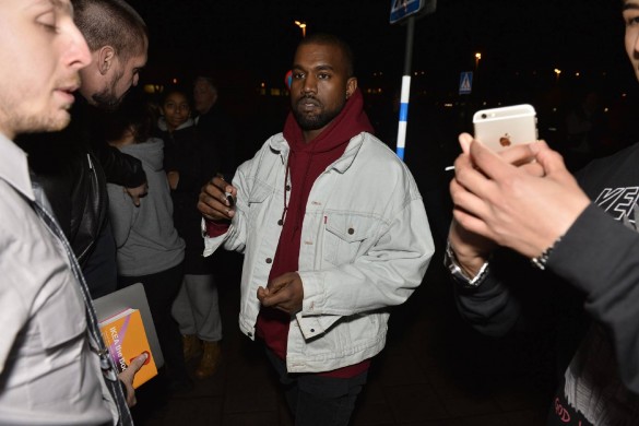 What ?! Kanye West offre des cadeaux aux paparazzis 