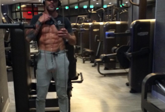 Philippe Bas, affiche ses gros biceps et ses gros attributs sur Instagram